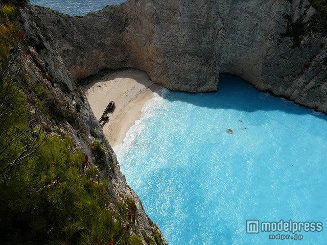 ジブリ映画「紅の豚」のような風景が広がるナヴァイオビーチ／Photo by Anna Oates