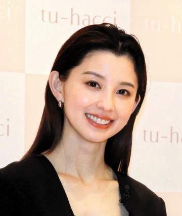 これがガチの9頭身か！ 2児出産も→朝比奈彩171cmが衝撃姿 腰の位置が有り得ない、えええっ！ウソだろぉ！