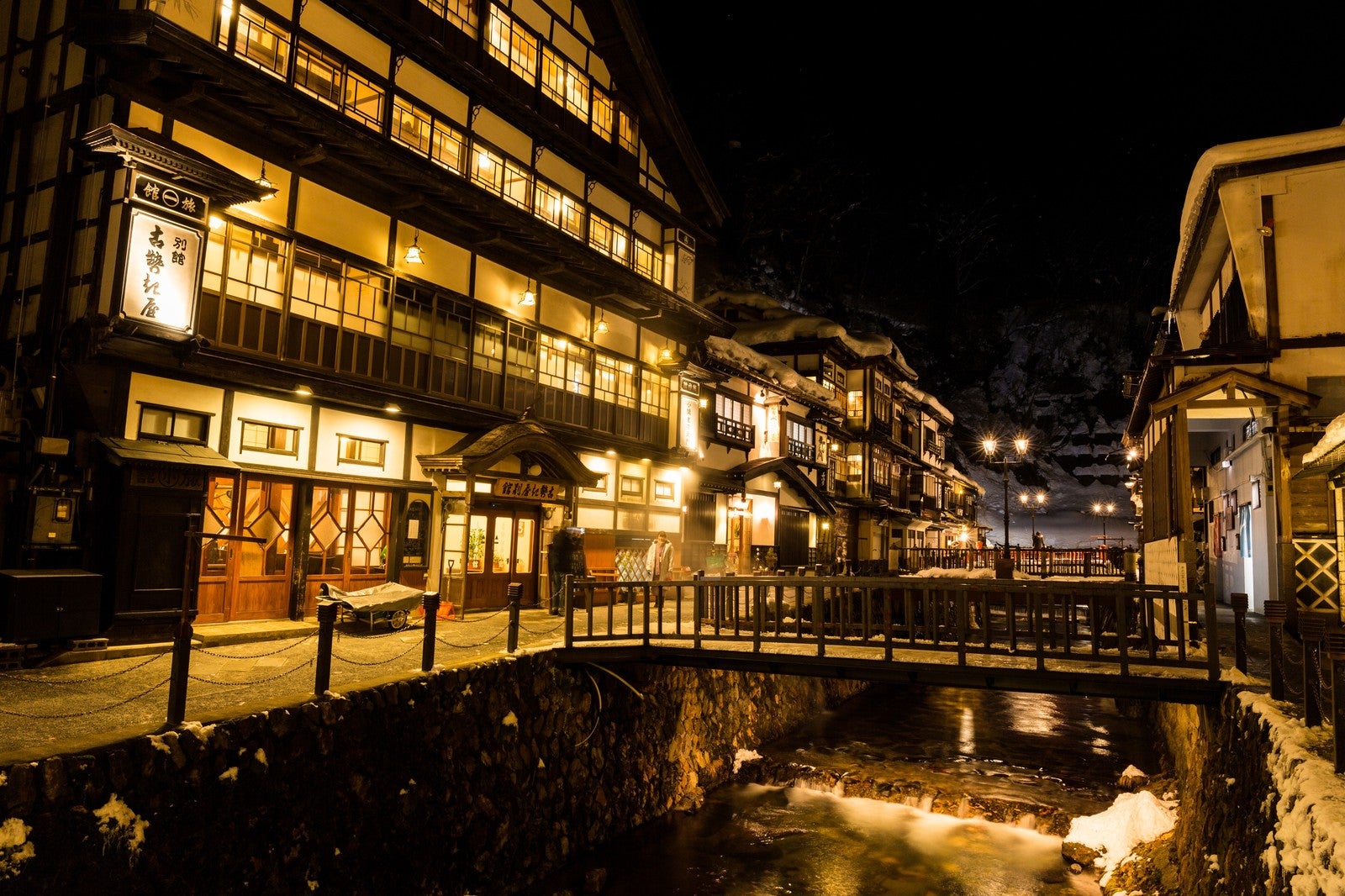 積雪の銀山温泉街（夜間）／photo by ぱくたそ