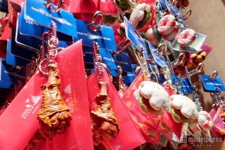 人気フードの本物そっくりなアイテムが並ぶ