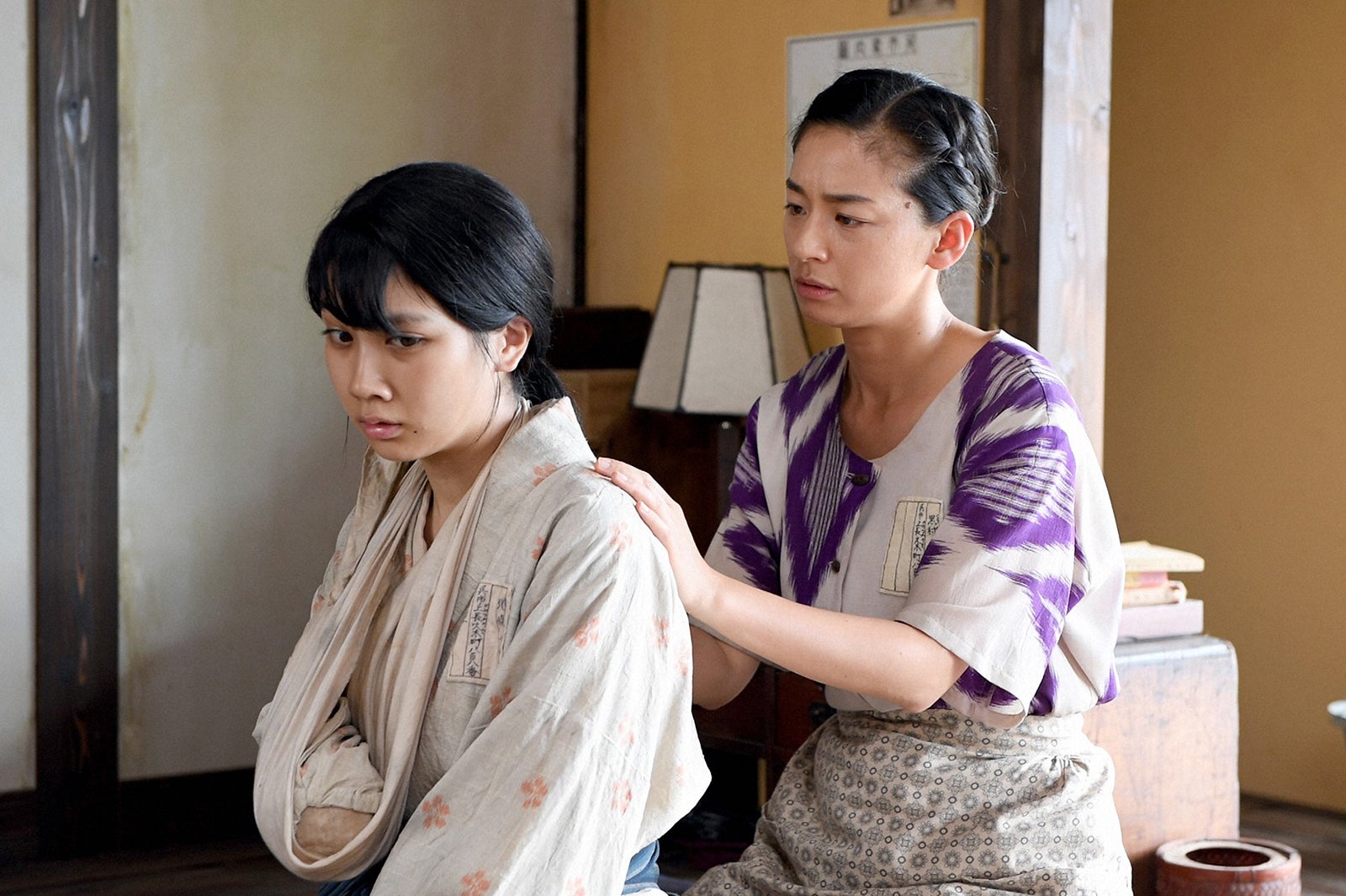 松本穂香、尾野真千子／「この世界の片隅に」第7話より（C）TBS