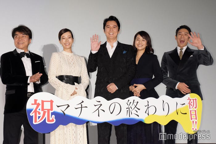 (左から)西谷弘監督、桜井ユキ、福山雅治、石田ゆり子、伊勢谷友介(C)モデルプレス