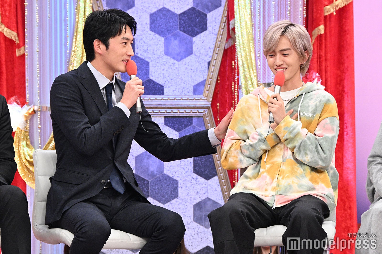 杉野遥亮に忘れられていた中川翼（C）モデルプレス