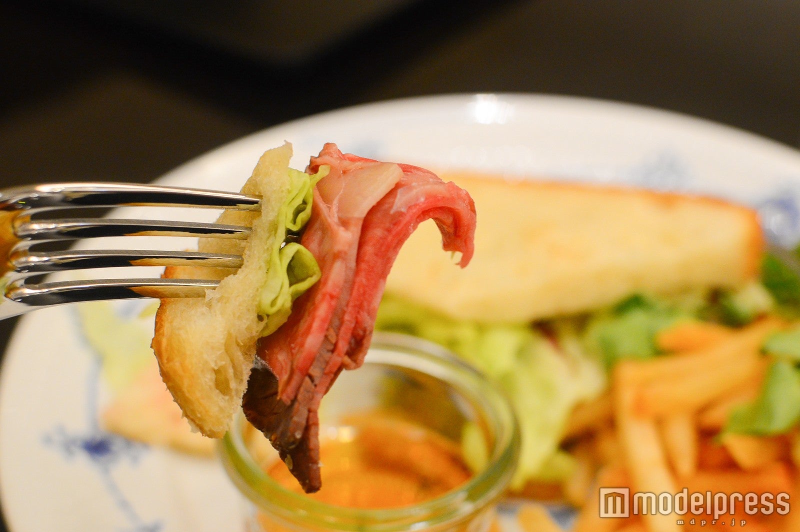 ジューシーなお肉が美味しそう（C）モデルプレス