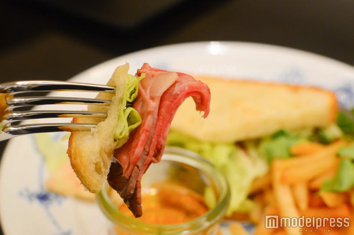 ジューシーなお肉が美味しそう(C)モデルプレス