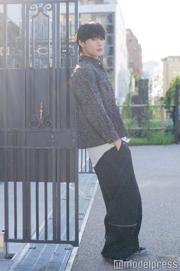 NOA(C)モデルプレス/ジャケット 59,400円、パンツ 75,900円/ともにSUGARHILL(林デザイン事務所株式会社)、シャツ 19,800円/DAIRIKU、ネックレス 25,300円、ボーダーリング 15,950円/ともにNARRATIVE PLATOON(ロール)、リング 27,500円/HERGO (ロール)、スニーカー 40,700円/DIESEL(DIESEL JAPAN)