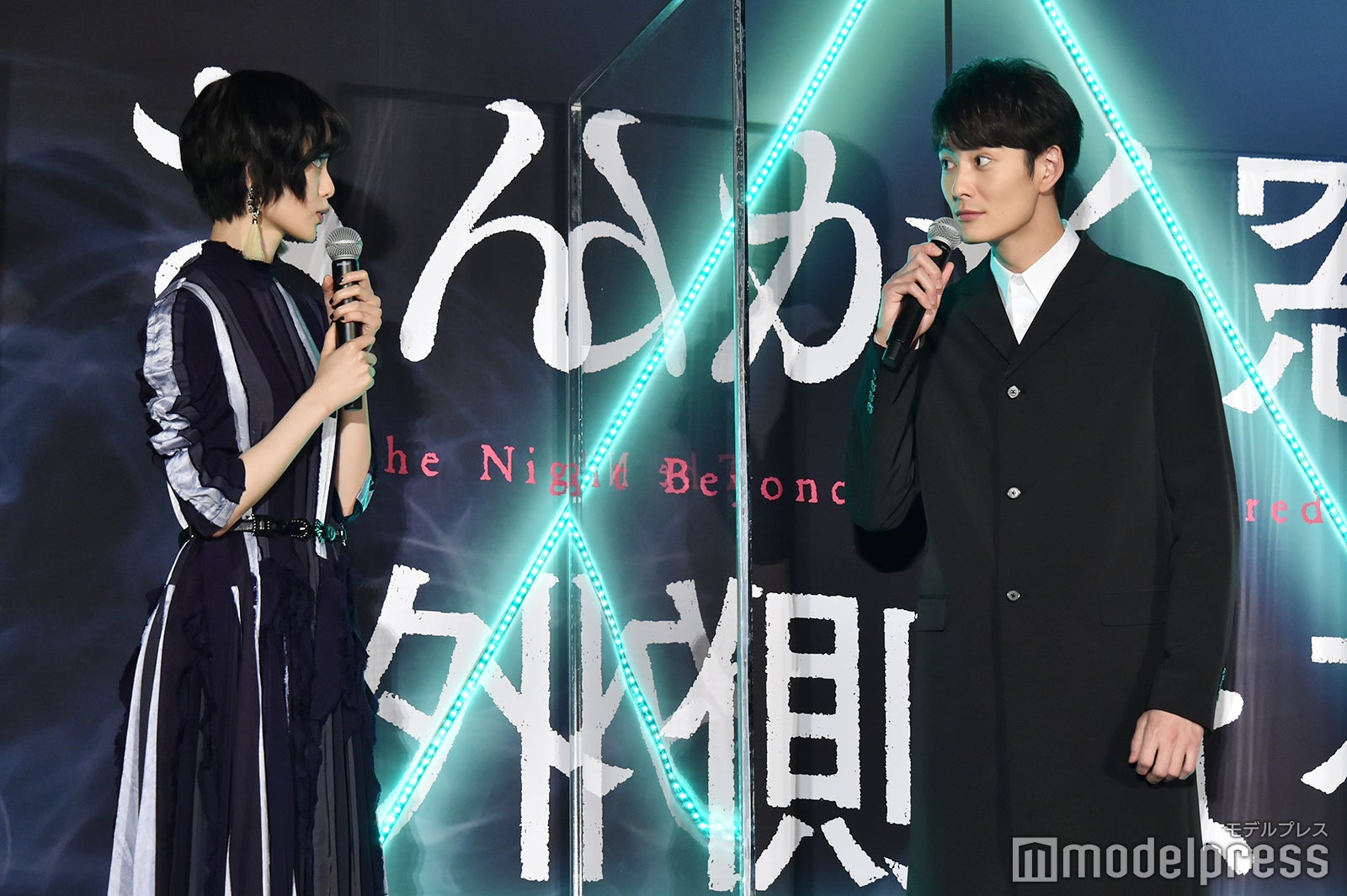 平手友梨奈を優しく見守る岡田将生（C）モデルプレス