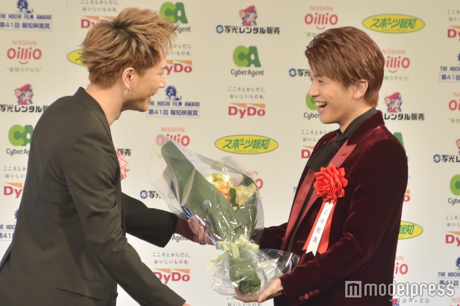 三代目JSB岩田剛典、受賞に登坂広臣がサプライズで駆けつけ熱い抱擁＜第41回報知映画賞＞