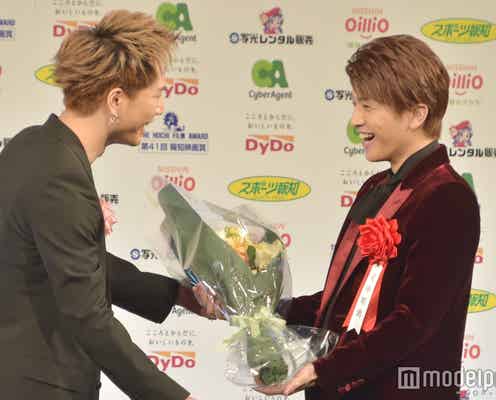 三代目JSB岩田剛典、受賞に登坂広臣がサプライズで駆けつけ熱い抱擁<第41回報知映画賞>