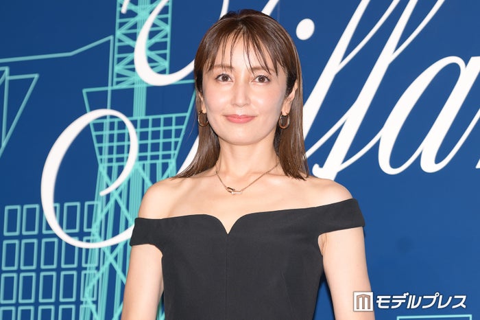 矢田亜希子、スリットから美脚チラリ「セクシー」「脚綺麗」の声