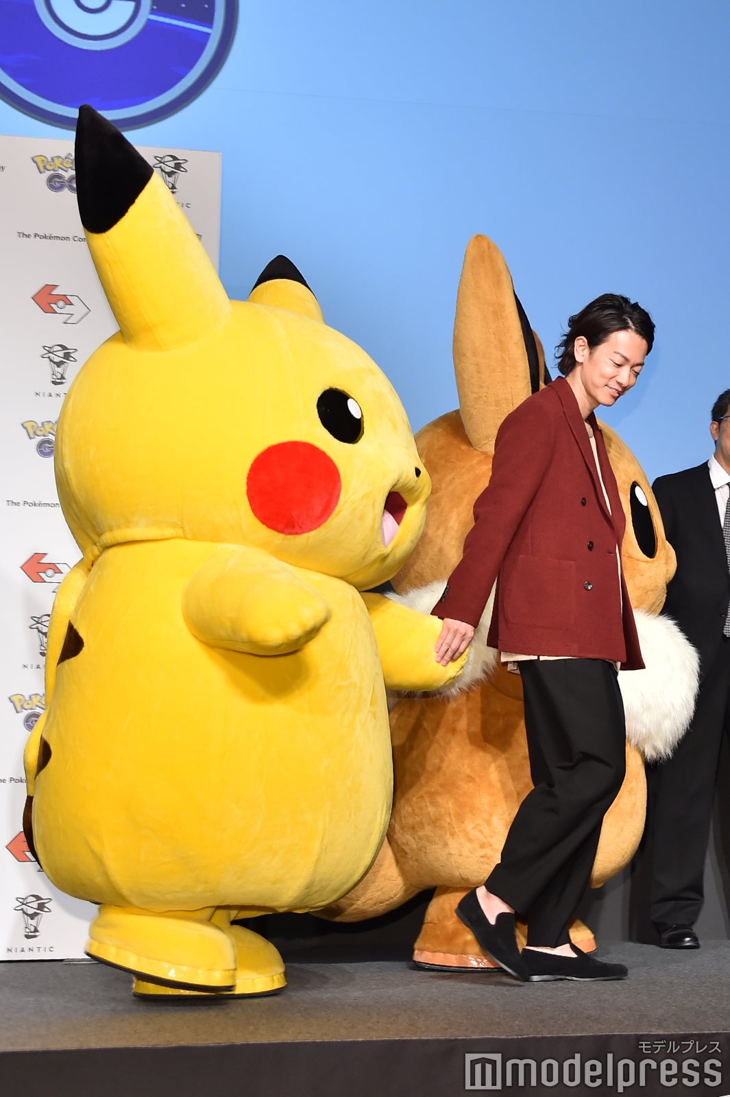 ピカチュウ、イーブイの手を引いて退場する佐藤健（C）モデルプレス