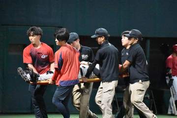 阪神 2軍戦で谷端と三塁審が交錯 谷端は担架で運ばれ交代