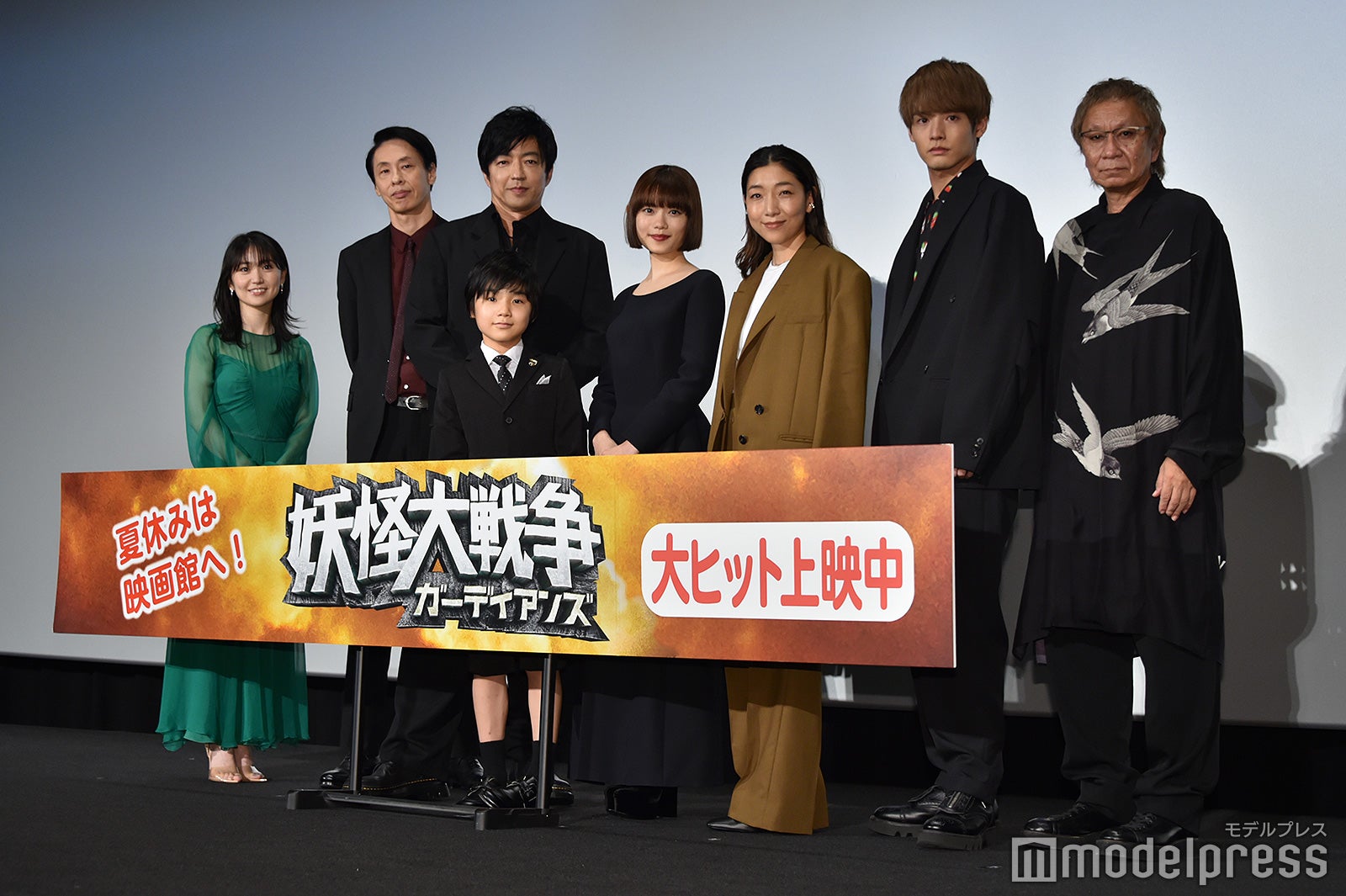 （左から）大島優子、大倉孝二、大沢たかお、寺田心、杉咲花、安藤サクラ、赤楚衛二、三池崇史監督（C）モデルプレス