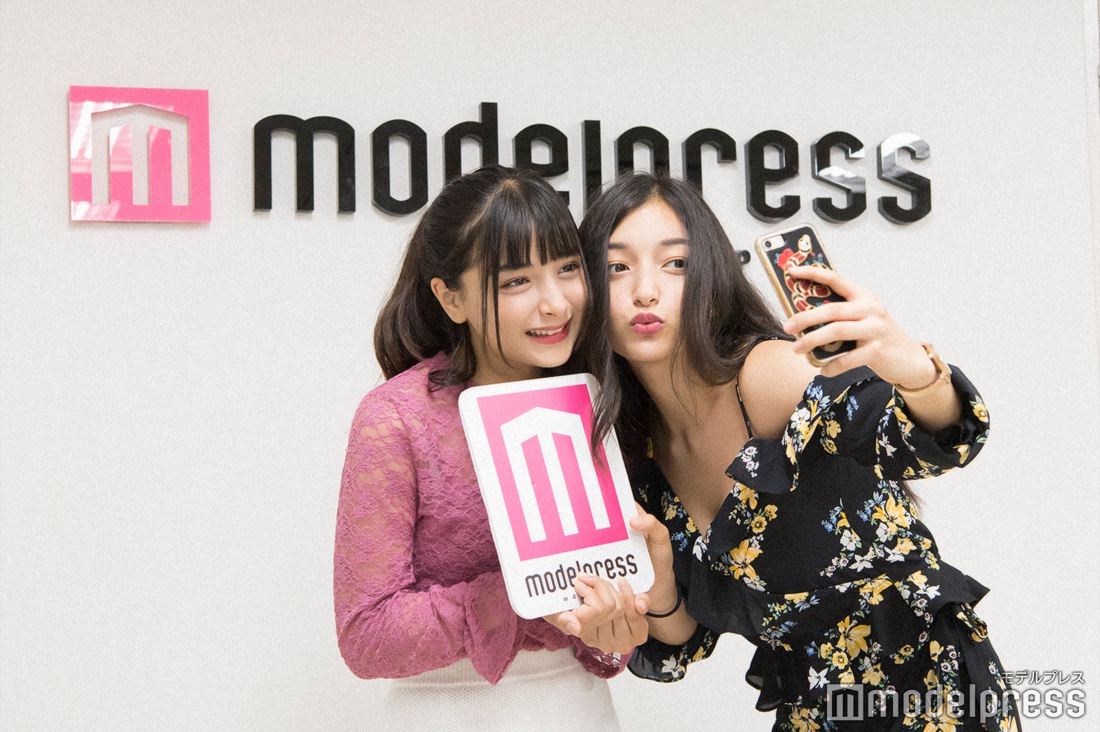 モデルプレスロゴ前で「TikTok」撮影（左から）マリナ、エリカ （C）モデルプレス