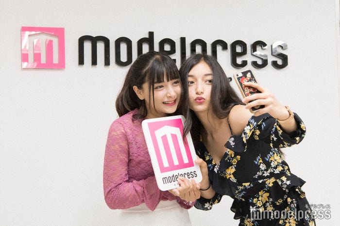 モデルプレスロゴ前で「TikTok」撮影(左から)マリナ、エリカ (C)モデルプレス