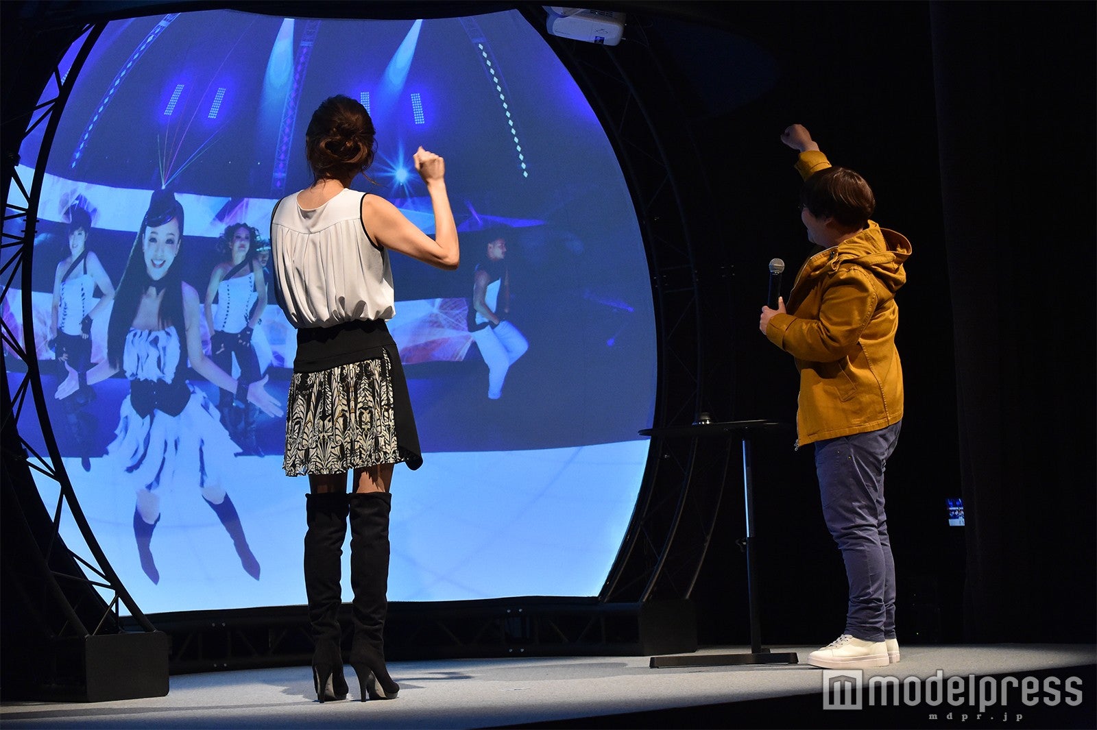 映像を見て盛り上げる（左から）高橋真麻、近藤春菜 （C）モデルプレス