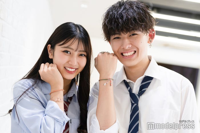 山口永愛、芝田祥伍がミサンガをアピール(C)モデルプレス