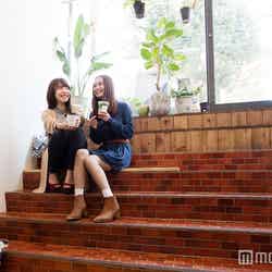 UNI STAND(ユニスタンド)/ベンチ兼階段でホッと一息/モデル:榊本麻衣、伊原めあり/(C)モデルプレス