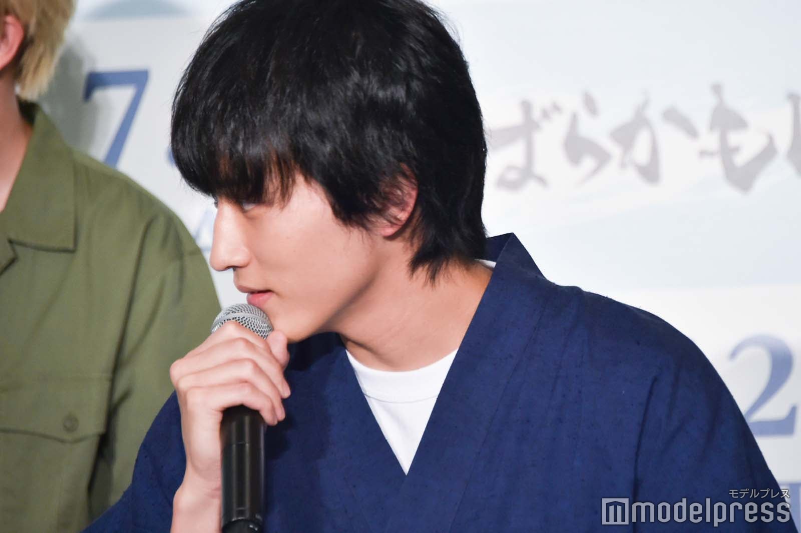 宮崎莉里沙を見守る杉野遥亮（C）モデルプレス