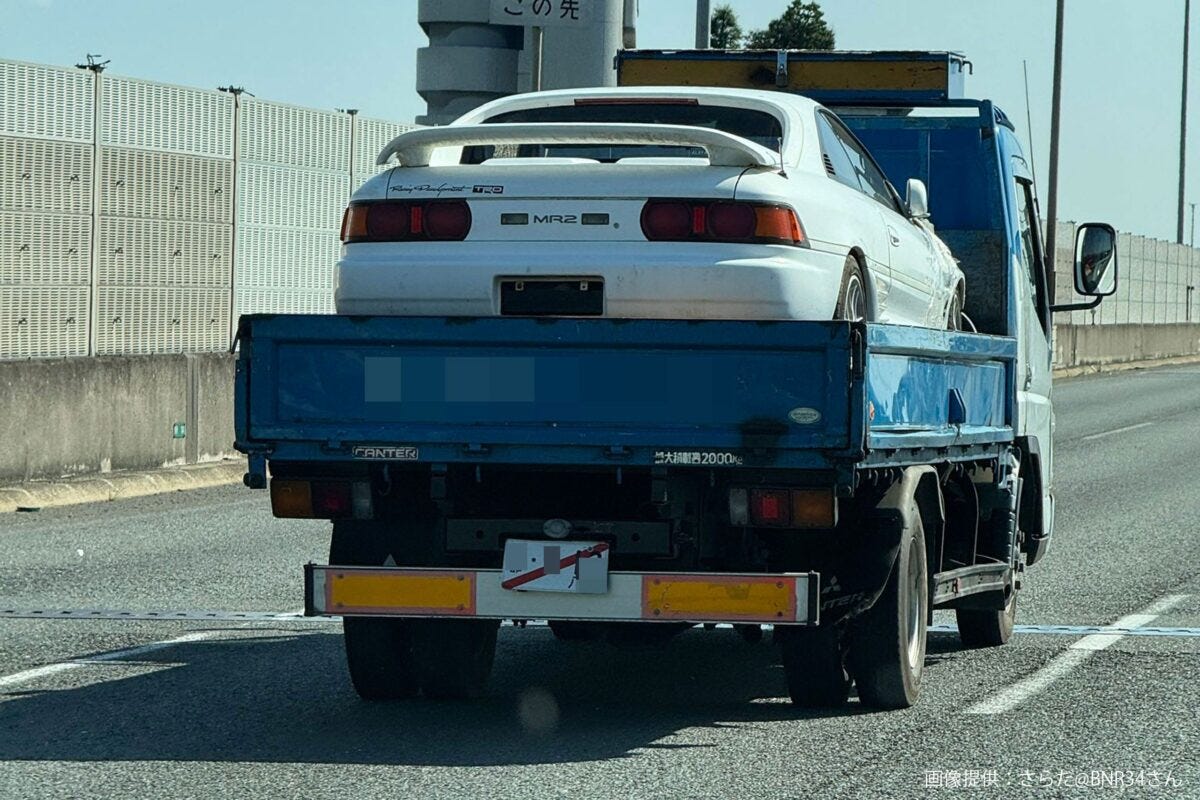 仮ナンバーのトラック