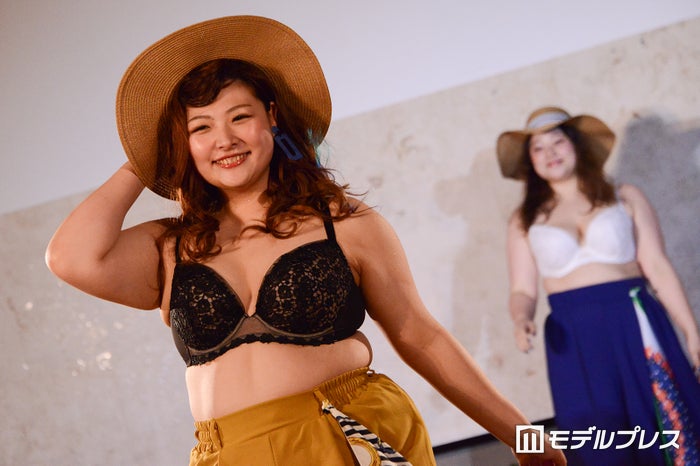 ぽっちゃりモデル 初のランジェリー姿でランウェイ 美バスト大胆披露で歓声飛び交う モデルプレス