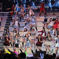AKB48グループ全員で「前しか向かねえ」パフォーマンス／（c）AKS