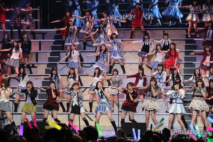 AKB48グループ全員で「前しか向かねえ」パフォーマンス/(c)AKS