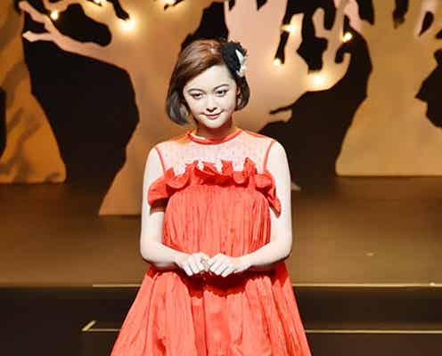 玉城ティナ、真っ赤なミニワンピでヘルシー肌見せ