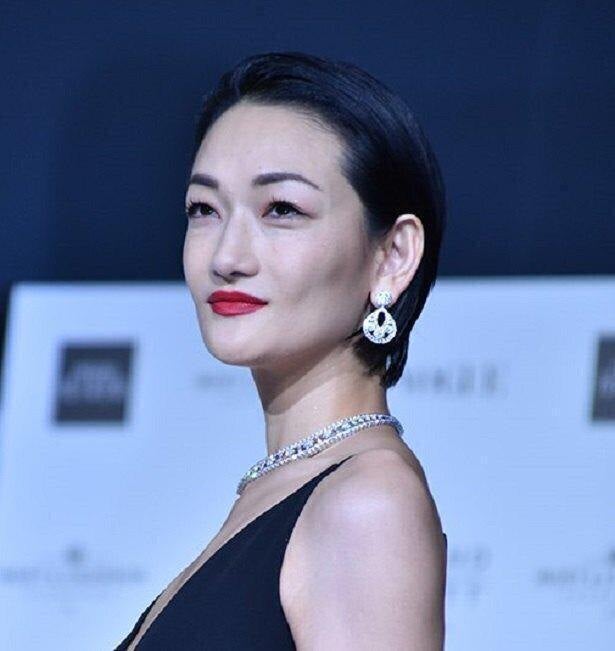 冨永愛 スタイル抜群 ティファニー まとうクールビューティな姿に反響 こんなにカッコイイ女性 他にはいない モデルプレス