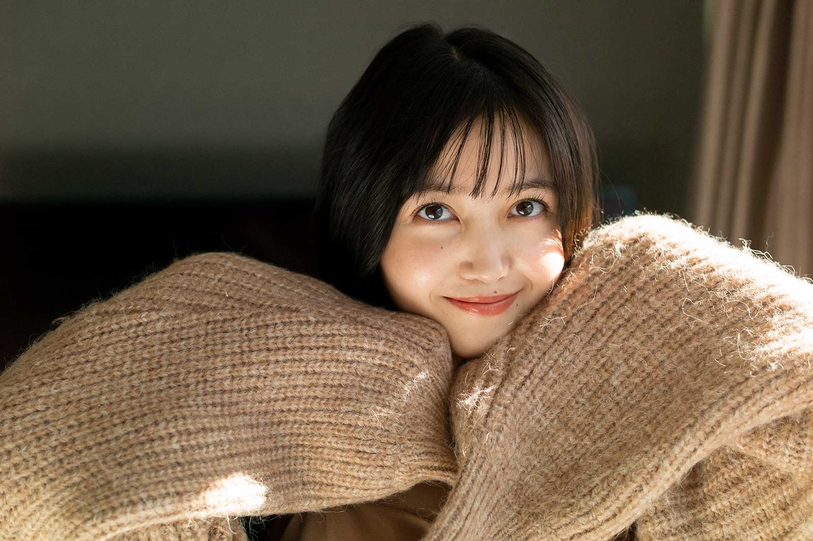 久保史緒里1st写真集「交差点」HMV＆BOOKS SHINSAIBASHIパネル展カット（撮影：細居幸次郎）