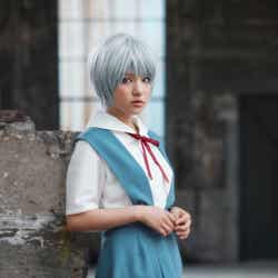 「新世紀エヴァンゲリオン」の綾波レイに扮した9nine・川島海荷(C)カラー