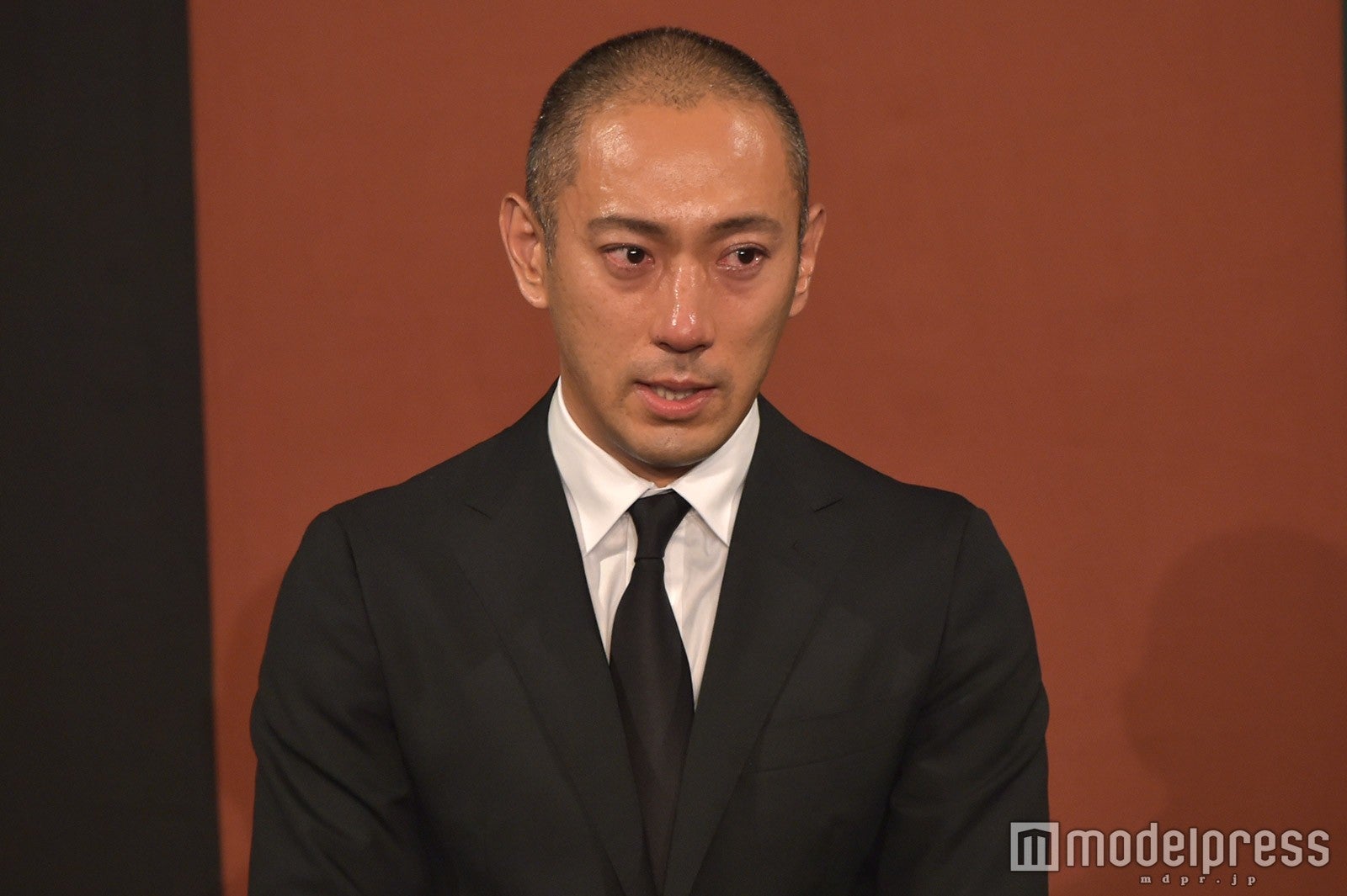 市川海老蔵「涙で台本みれない」