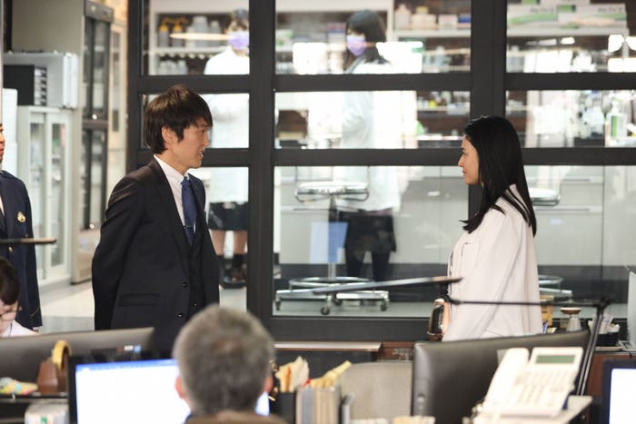 千原ジュニア・小雪/「トレース~科捜研の男~」最終話より(C)フジテレビ