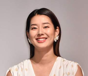 「後ろどーなってる？」「OMG」「目も眩む」すみれに海外からも反響 布地ほぼ前だけホルターネックで美容室へ「美しい♥」