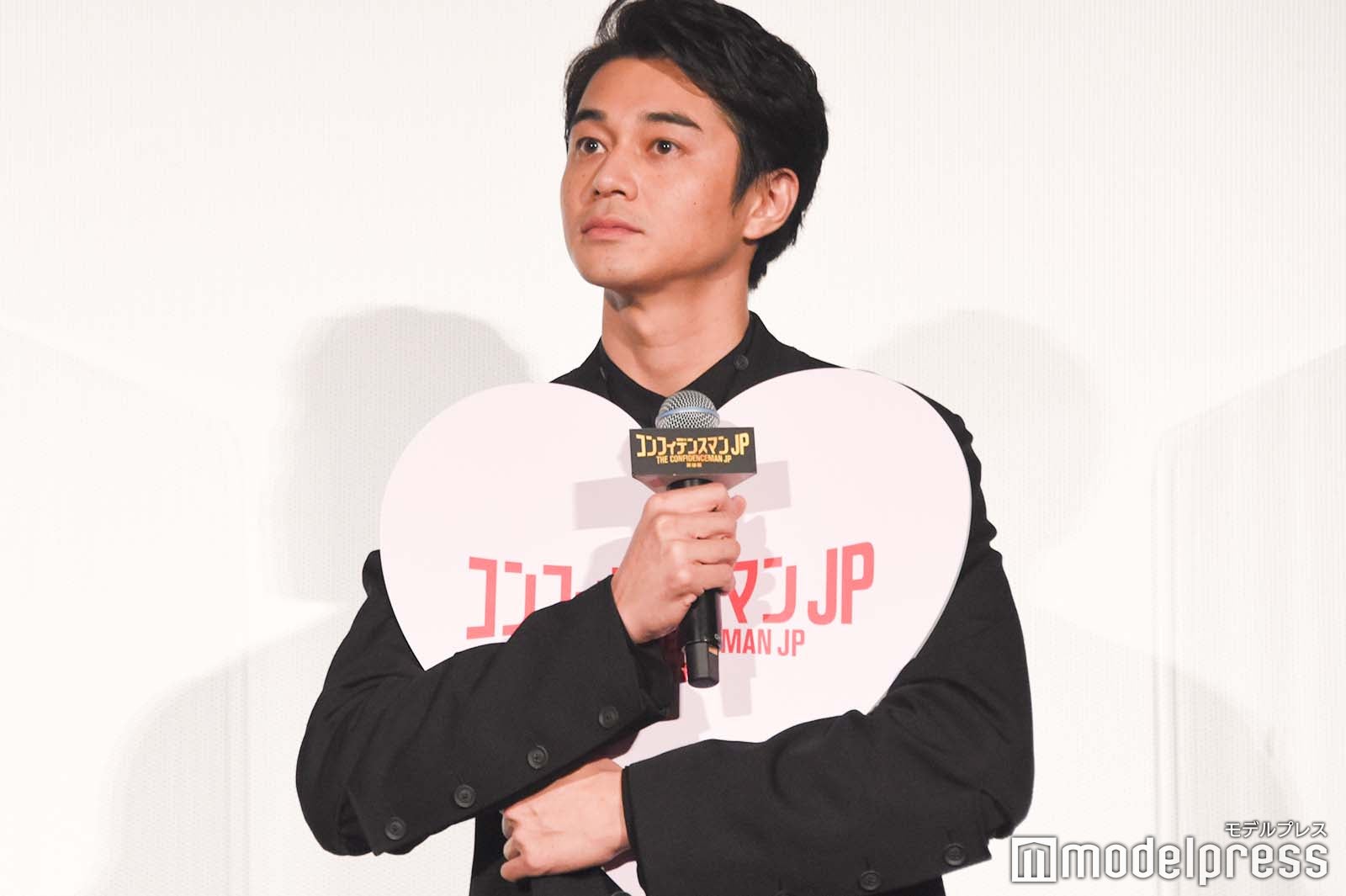 ハートのボードを抱きかかえて発表の順番を待つ東出昌大 （C）モデルプレス