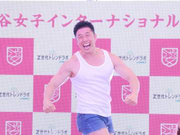 なかやまきんに君 女子校入学式に登場 胸筋に鈴を付け三三七拍子「ヤー！とパワー！のみでここまで来ました」