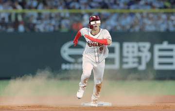 楽天カードマンの辰己が激走！牽制球に挙動不審も二塁へスタート→送球逸れ何度も中堅方向振り返る「面白すぎるだろ」「よく走れたwww」「爆笑」