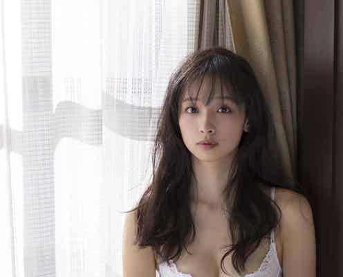 華村あすか、ふわり美バストあらわな純白ランジェリー姿 撮影で涙