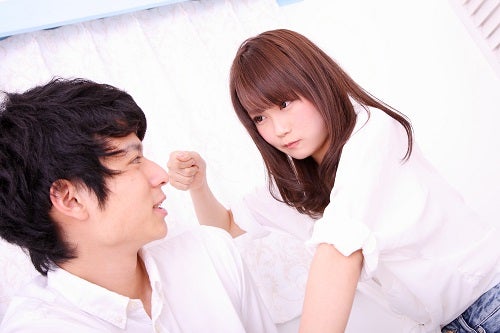 帰宅した彼氏が浮気してきてないか確かめるポイント4つ モデルプレス