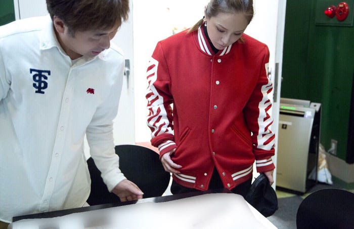 12月18日ダンスリハーサル/(右)浜崎あゆみ、私服も公開(画像提供:avex)