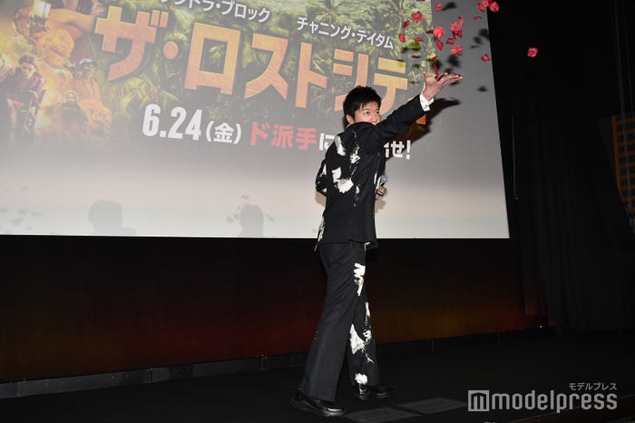 花びらを撒き散らす田中圭(C)モデルプレス