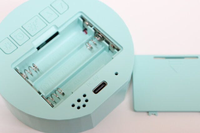 ダイソー　LEDデジタル時計（ラウンド、カラーアソート）　電池ボックス　type-C