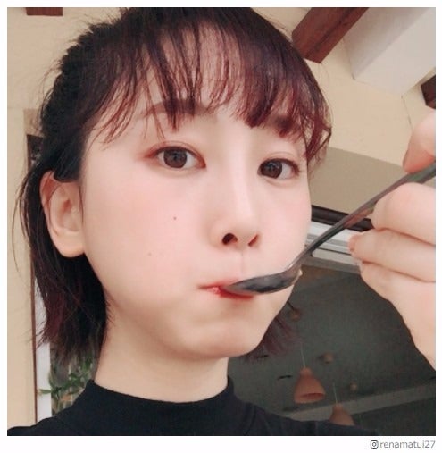 松井玲奈、もぐもぐあざとショットにファン悶絶