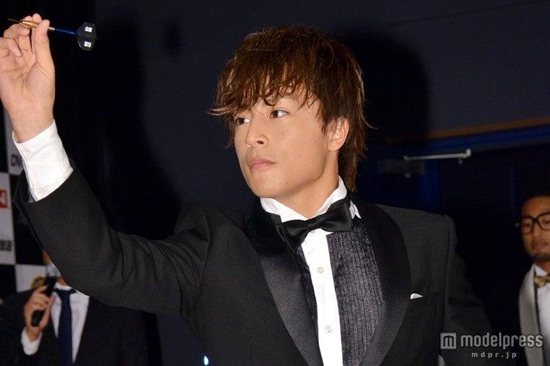 ダーツ対決に挑戦する白濱亜嵐