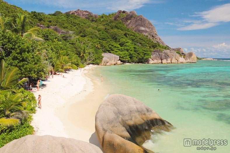 アンス・スース・ダルジャンはサンゴ礁が多いためグラン・アンスよりは比較的落ち着いた青さ