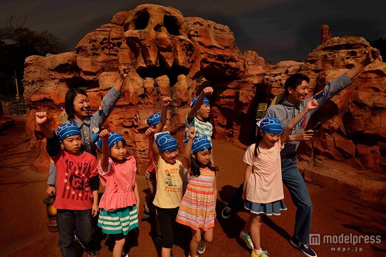 ドキドキの夜の冒険に出発（C）Disney