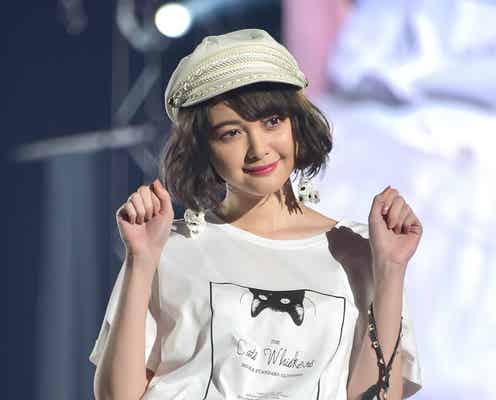 玉城ティナ、透けスカートが色っぽ可愛い 再び“にゃんにゃんポーズ”披露<神コレ2017S/S>