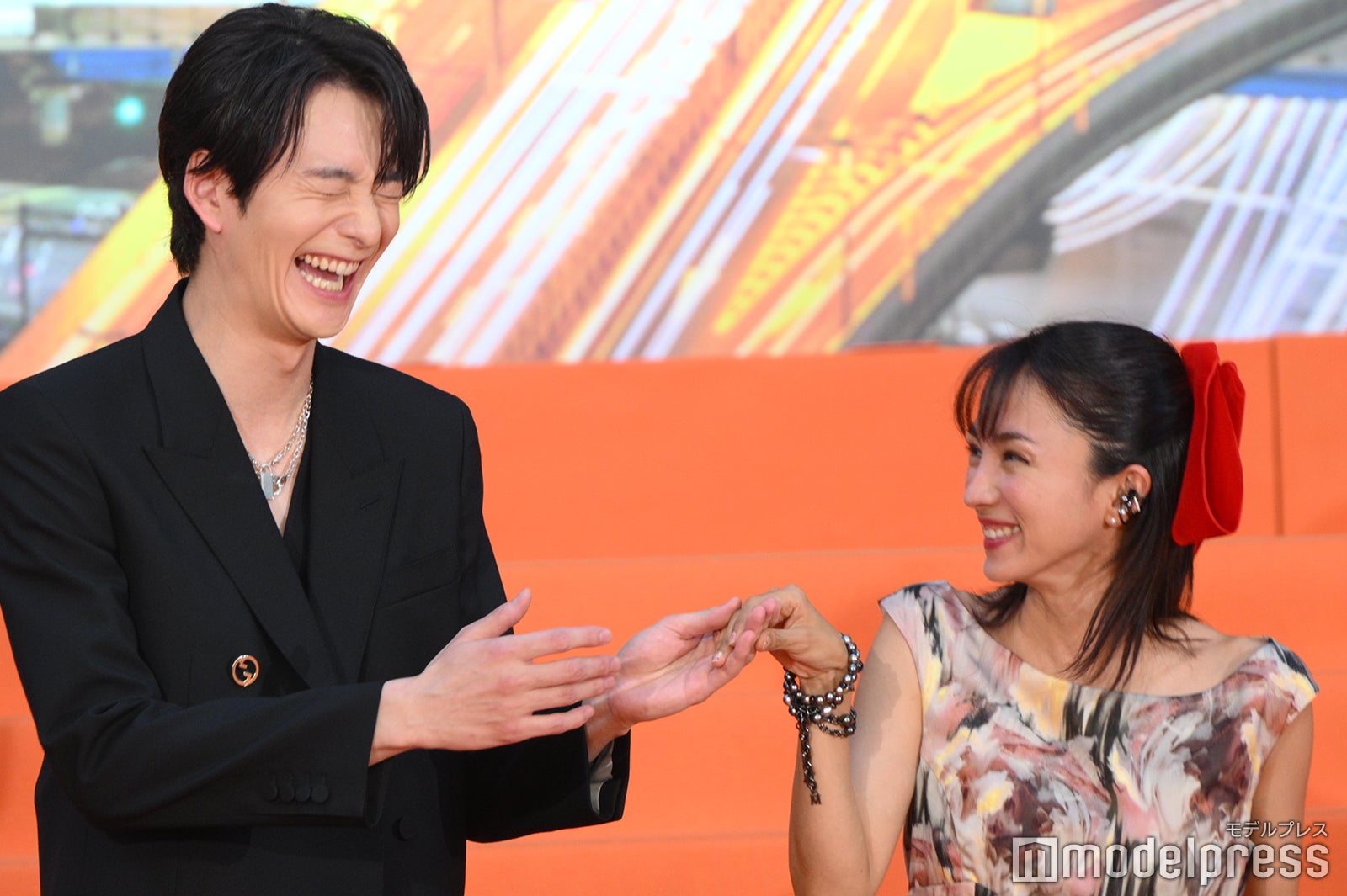 満島ひかりのエスコートをして照れる岡田将生（C）モデルプレス