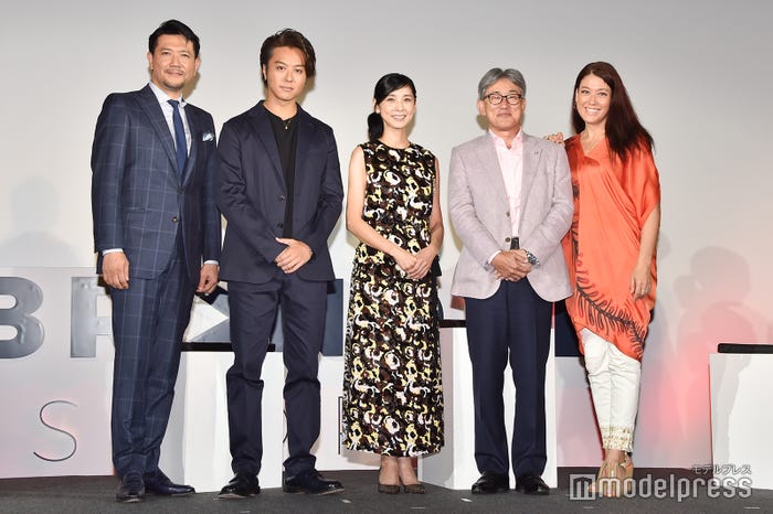 (左から)別所哲也、TAKAHIRO、黒木瞳、ネスレ日本株式会社 代表取締役社長兼CEO・高岡浩三氏、LiLiCo(C)モデルプレス