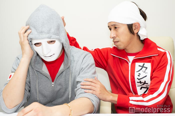 この日、緊急生配信で励ますために現場にかけつけたカジサック(キングコング梶原雄太)と苦悩するラファエル(C)モデルプレス